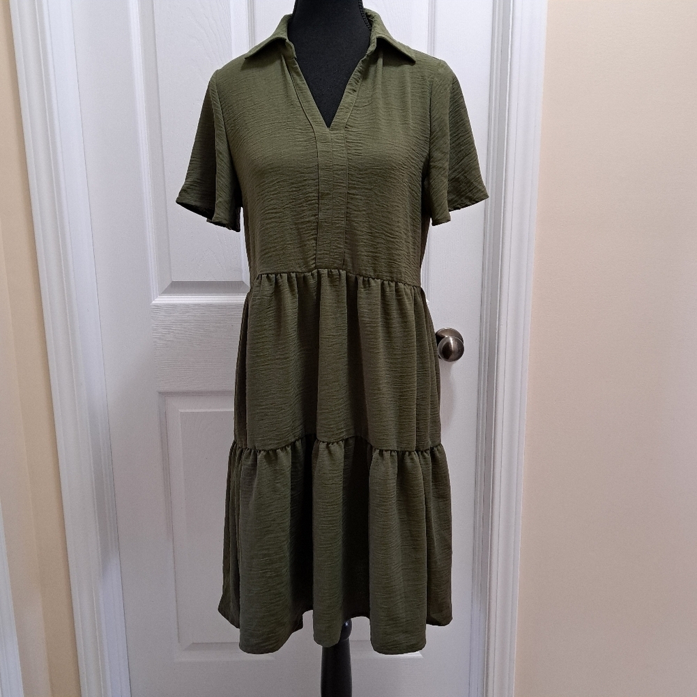 Tahari Babydoll Swing Dress Size Small Green Short Sleeved Flowy Tiered
